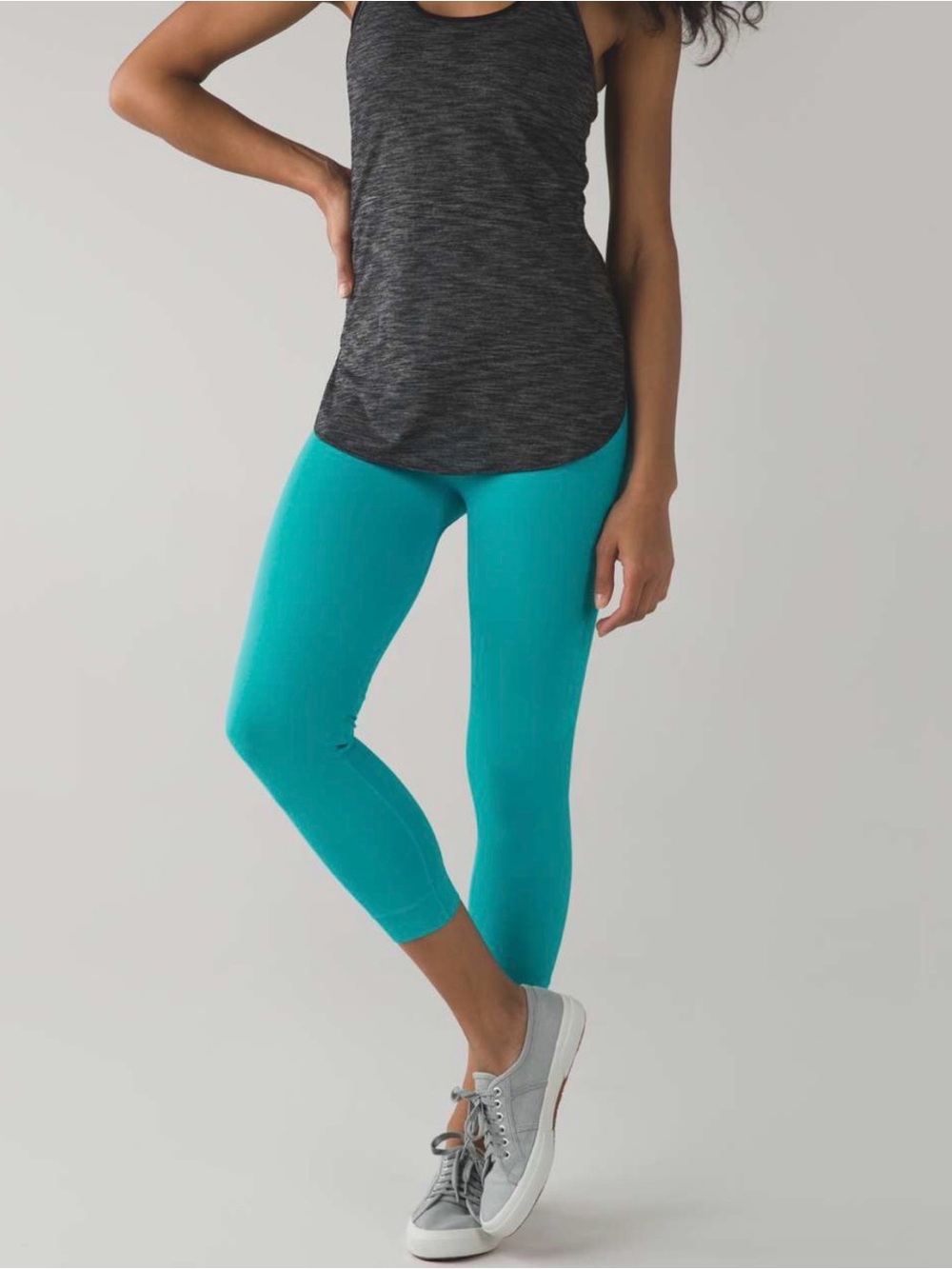 Lululemon Zone in Crop 21" Peacock Blue, Size 6, Seamless